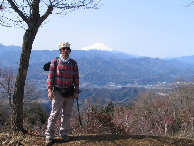 壮大な富士をバックに記念撮影（陣馬山より）