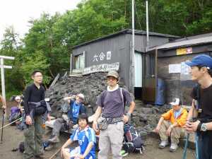 周りはすべて今回の富士登山に参加した、楽しい仲間たちです