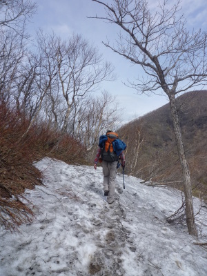 残雪の稜線を、赤城山最高峰の黒桧山に向かう