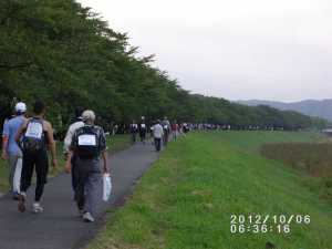 多摩川の土手を、参加者は行列になって歩く