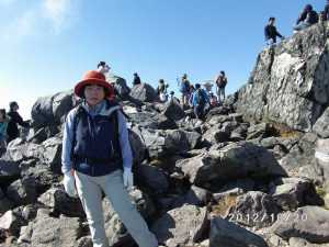 茶臼岳山頂は、大勢の観光客に占拠されていた